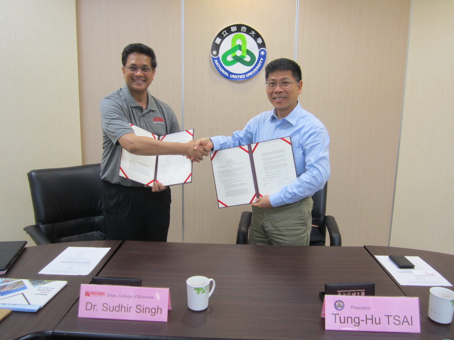 圖一、(左)Dr. Sudhir Singh院長代表與(右)國立聯合大學校長蔡東湖簽約完成