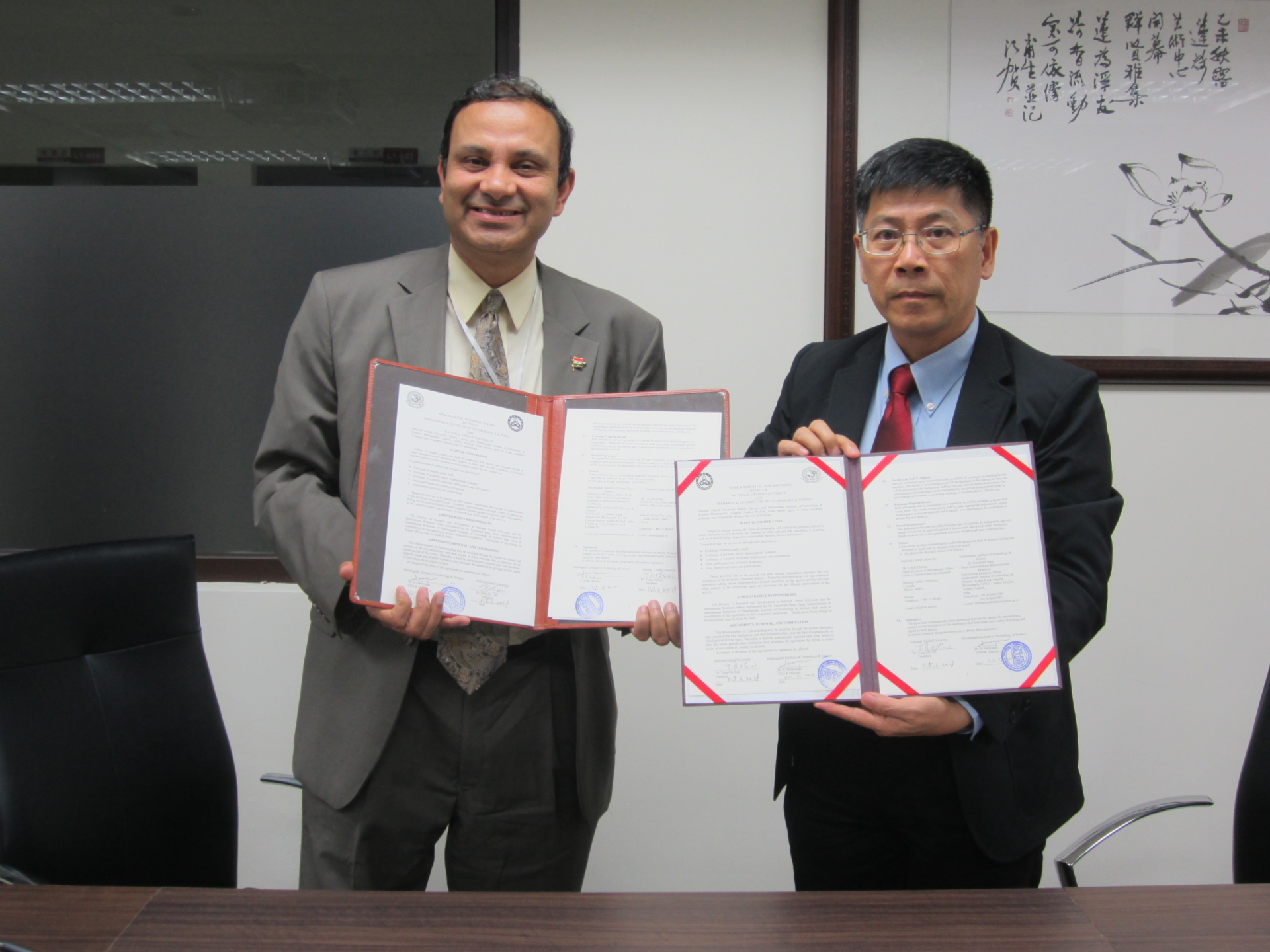 圖二：馬達納帕爾萊科技大學執行長Dr S. Narayanan與本校蔡東湖校長完成簽約