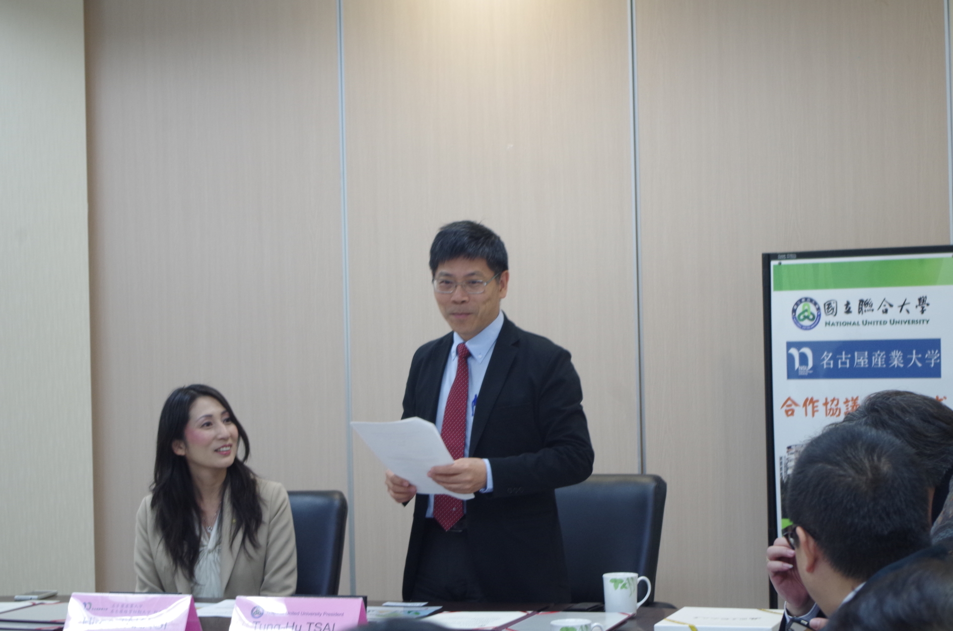 圖二、(右)主席(國立聯合大學 蔡東湖校長)致歡迎詞