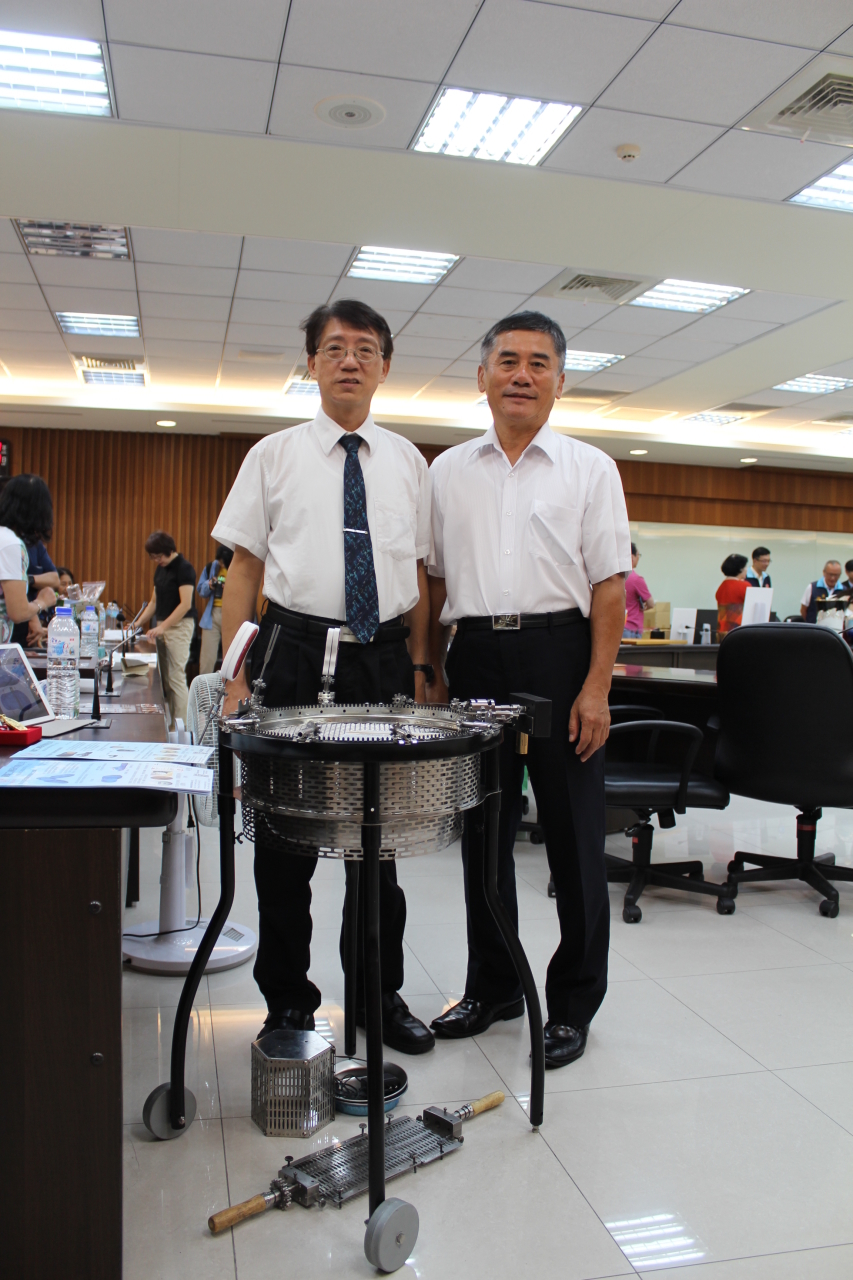 圖四、聯大副校長柳文成(左1)與銀獎碩鼎公司烤肉架發明者合影
