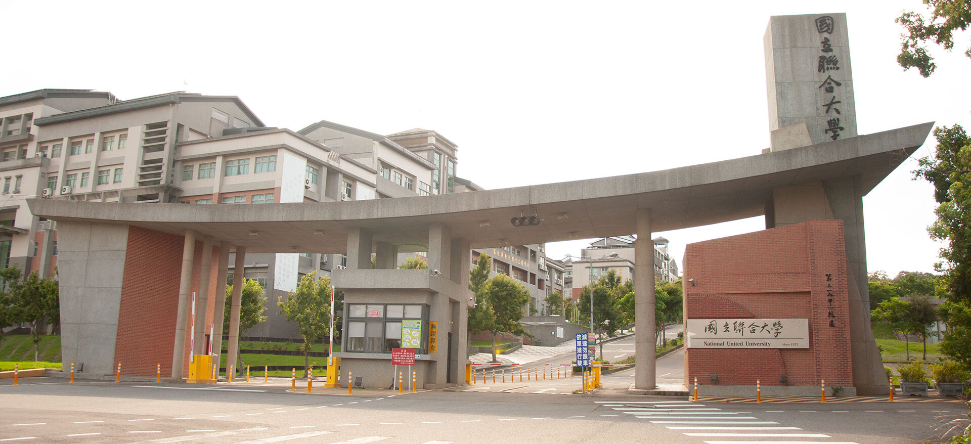 八甲校景(大門)