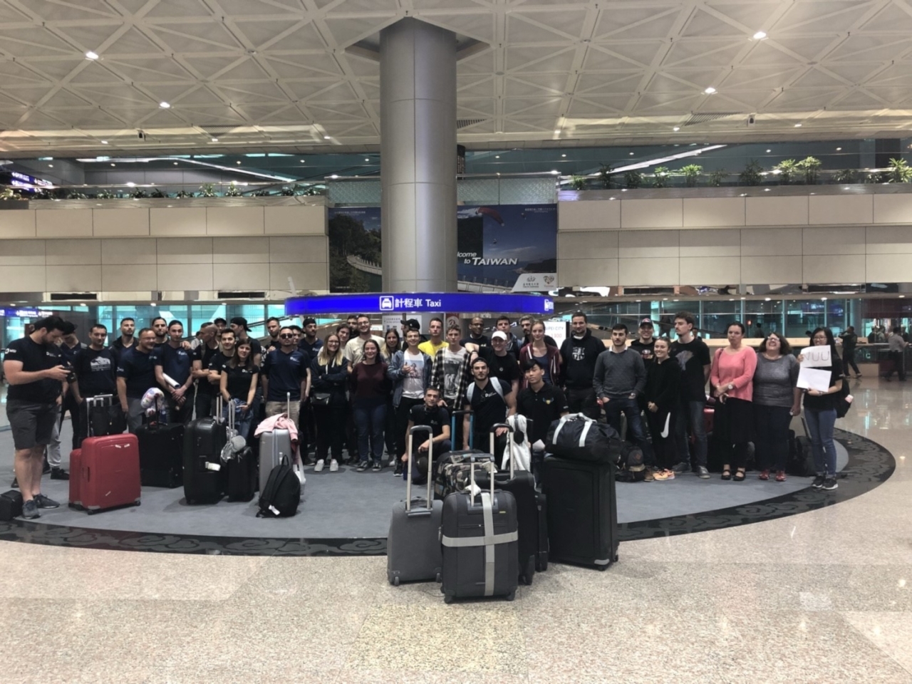 圖一、法國團抵達國際機場,本校學生熱情接待。