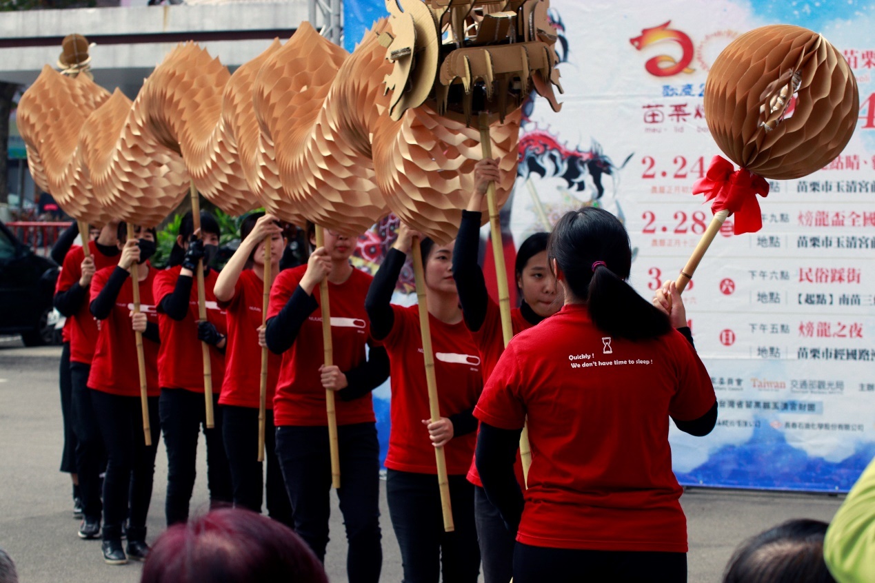 圖二、聯合大學工設系師生以(火旁)龍文化為畢業專題,採用蜂巢彈性伸縮結構打造1條可以自由加長組裝的「接龍」(2) 圖二、聯合大學工設系師生以(火旁)龍文化為畢業專題,採用蜂巢彈性伸縮結構打造1條可以自由加長組裝的「接龍」(2)