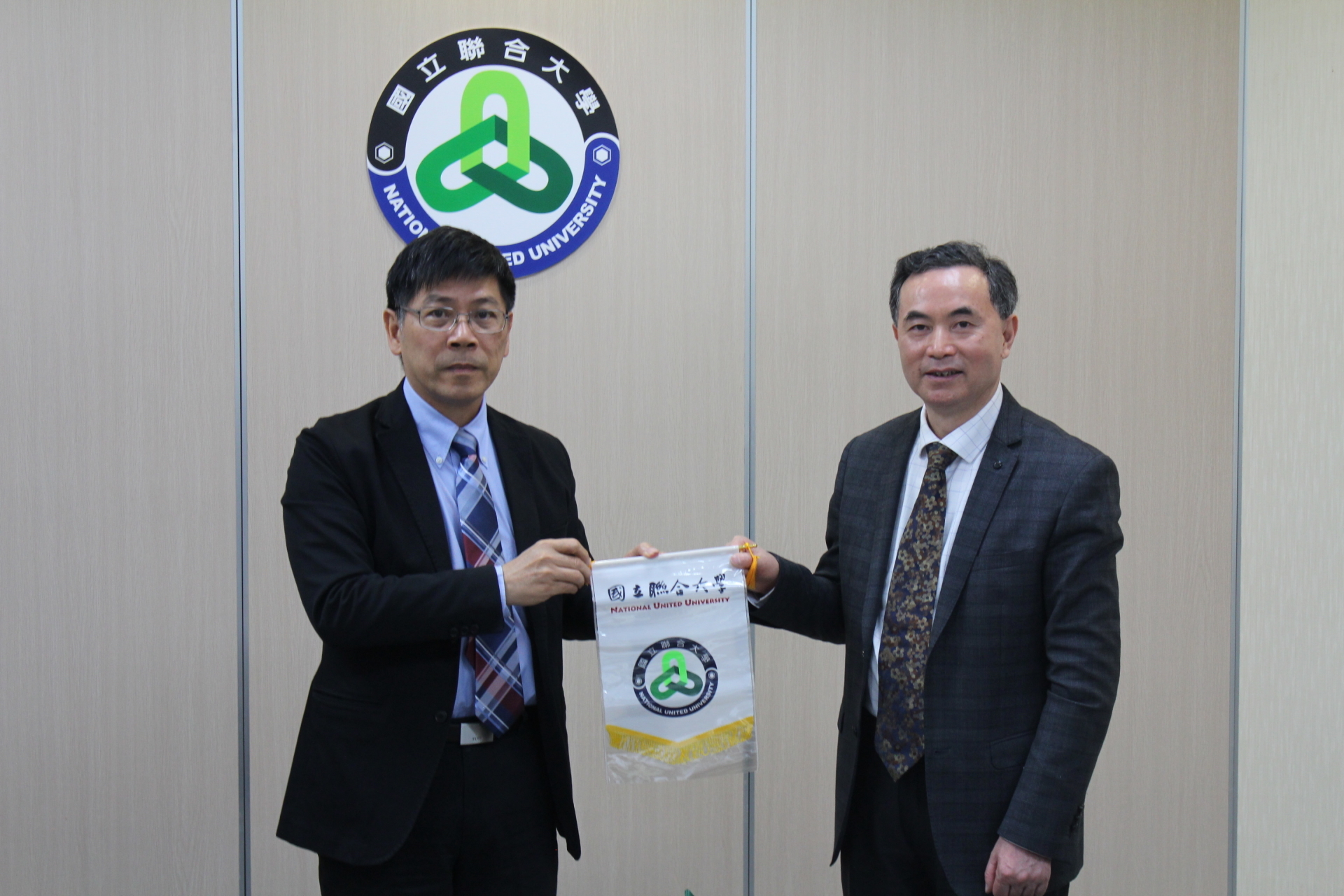 圖三、聯大校長蔡東湖(左)致贈紀念品給大陸湖州師範學院黨委書記劉劍虹