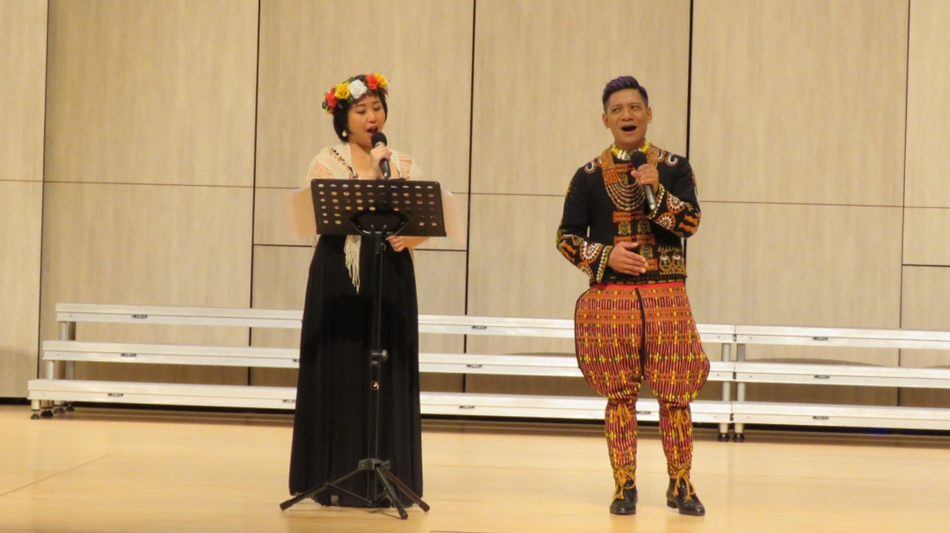 圖三、原住民聲樂家男高音胡待名與聲樂家女高音李芸騏合唱