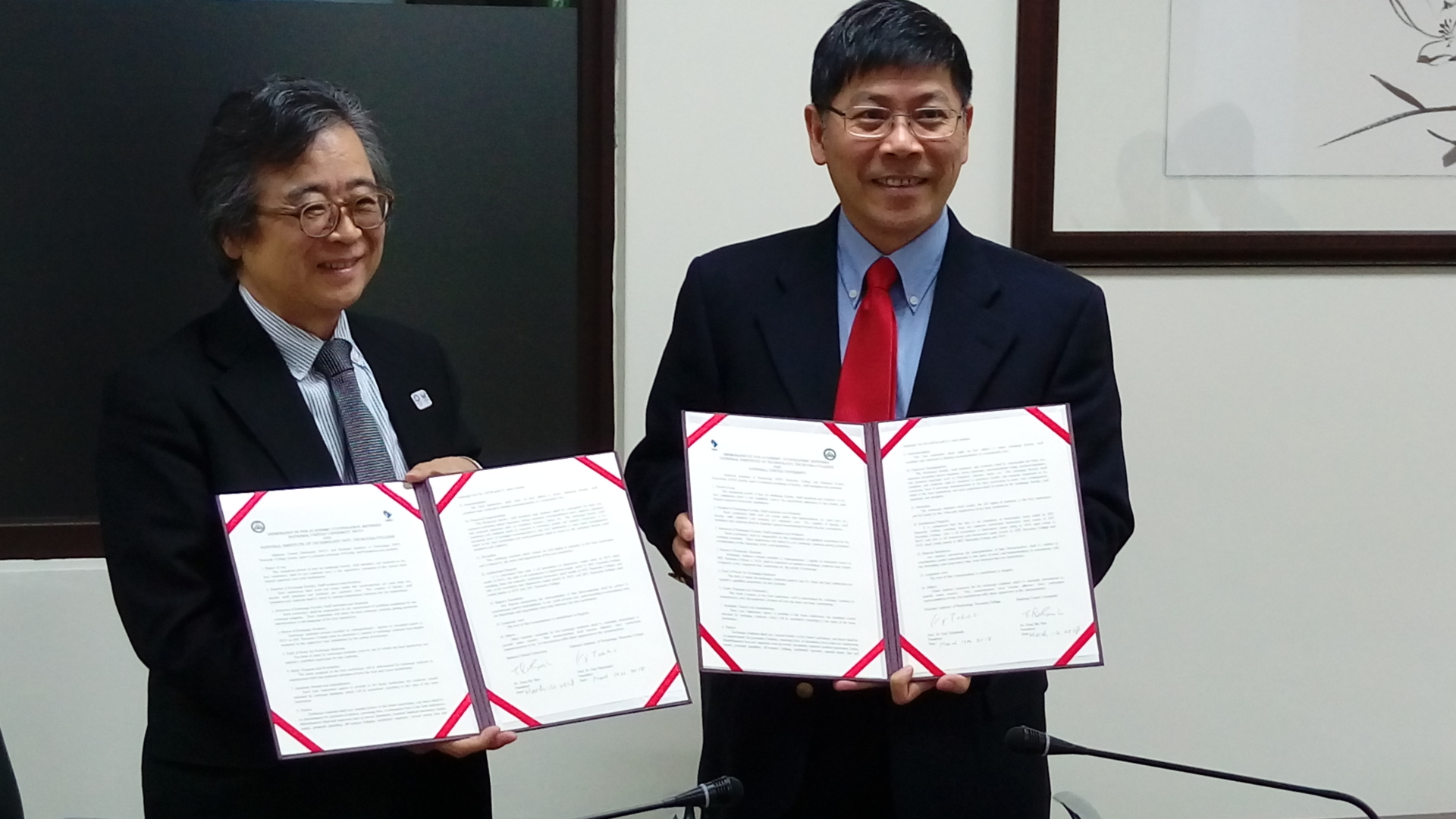圖一、(左)鶴岡高專大學校長Koji TAKAHASHI代表與(右)國立聯合大學校長 蔡東湖簽約完成