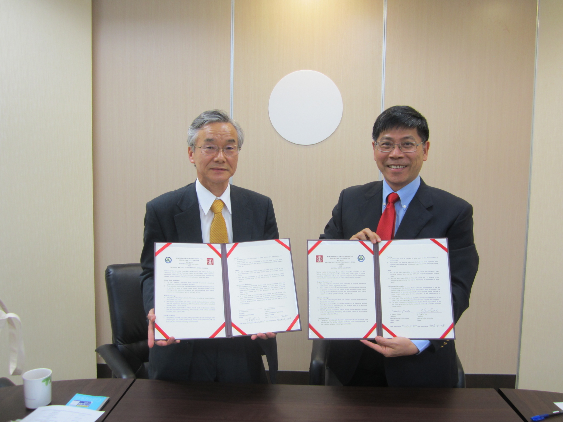 圖一、(左)小山高專校長Satoshi OKUBO代表與(右)國立聯合大學校長蔡東湖簽約完成