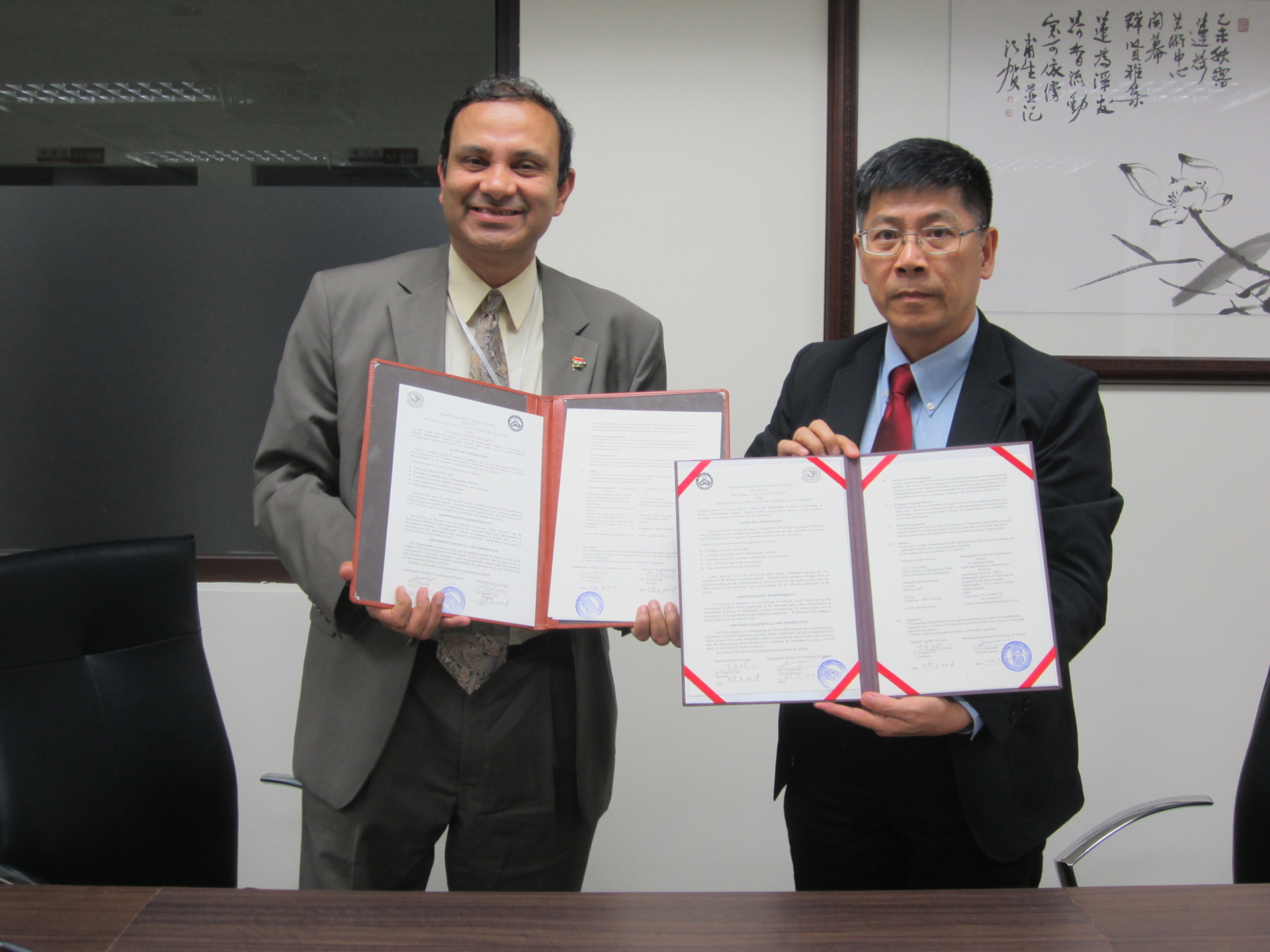 圖二:馬達納帕爾萊科技大學執行長Dr S. Narayanan與本校蔡東湖校長完成簽約