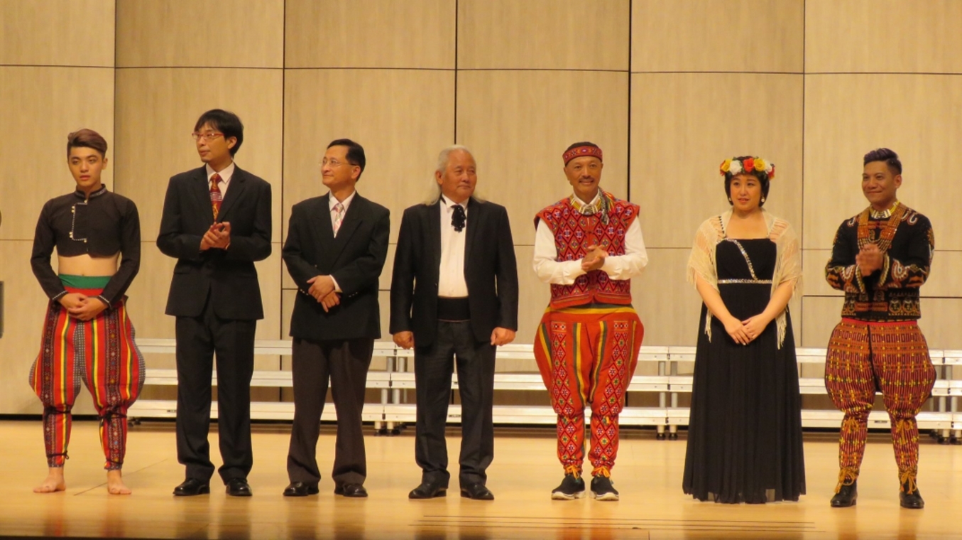 圖二、原專班qemalac藝術團與演出單位接受頒贈感謝狀