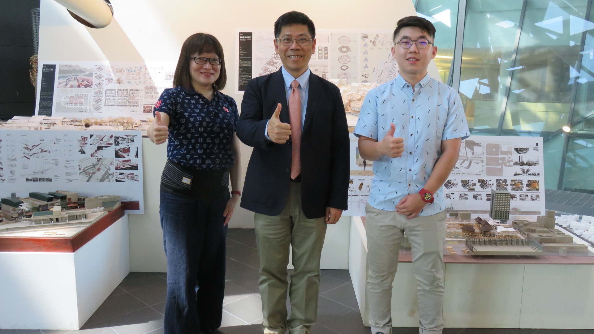 圖二、聯大蔡東湖校長(中間)、建築系主任林妝鴻(左)與建築系導覽學生合影