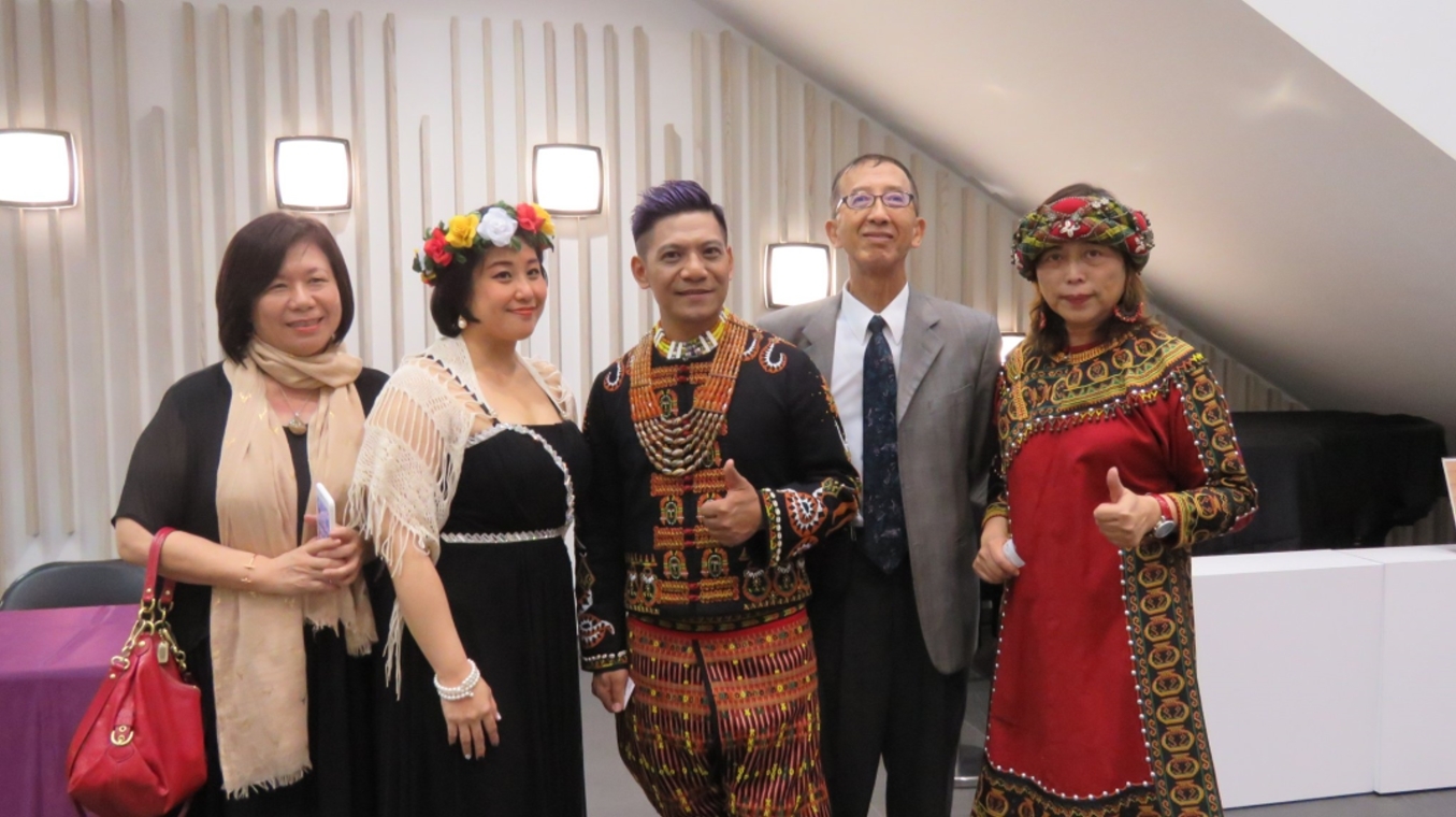 圖十四、男女高音主持人與貴賓合影