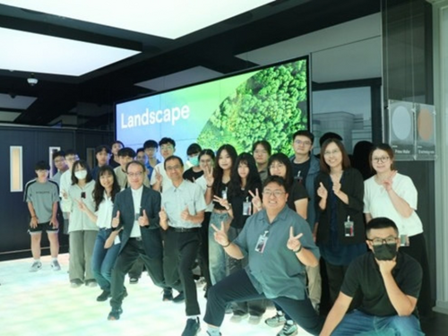 NUU faculty and students pose at Micron Taiwan’s A3 Showroom, gaining firsthand insights into memory technologies and smart manufacturing while exploring future career opportunities.Image