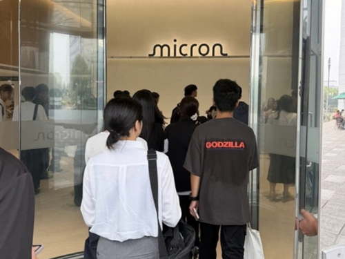 NUU students enter the Micron Taiwan facility for the corporate visit.Image