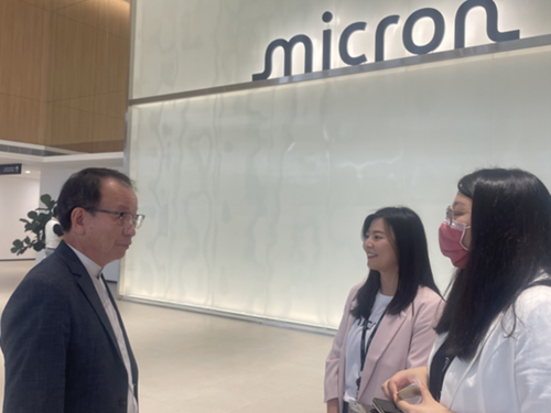 NUU Vice President Lin Pen-Hsuan exchanges ideas with representatives from Micron Taiwan.Image