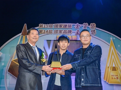 圖一、公共工程委員會顏久榮副主委(左)頒發獎牌給蔡憶霖同學(中) 、陳佑宸同學(右)圖片