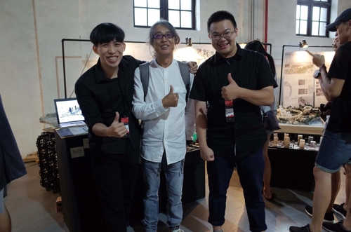 圖二、蔡憶霖同學(左)、陳佑宸同學(右)與許學禮指導老師(中)合影,二位同學表示能獲獎一切歸功於校內師長們、家人們、同學們五年來的陪伴、教導與鼓勵圖片