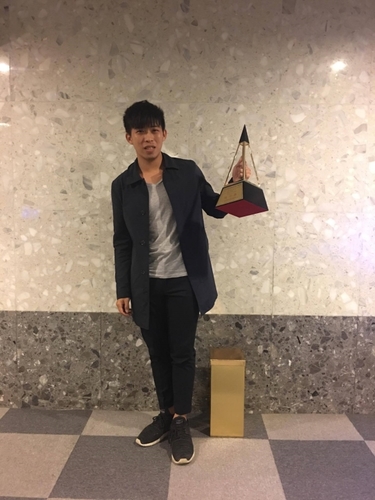 圖三、蔡憶霖同學與國家建築金質獎獎牌合影圖片