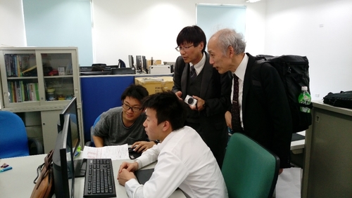 圖一、(右二名)日本茨城高專2名代表與(左二名)電機系　陳翔傑老師的指導日生交流