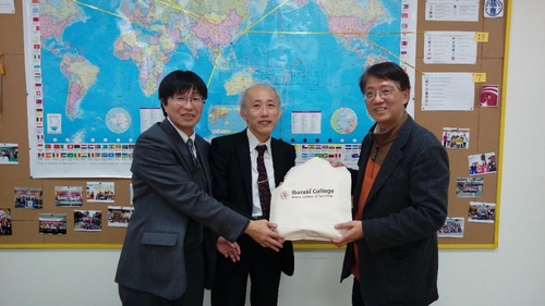 圖二、(左二名)日本茨城高專2名代表與研發處長 柳文成合影留念圖片