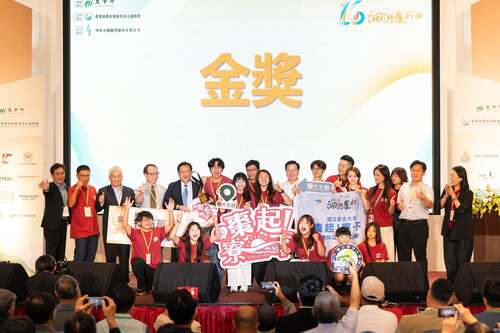 Photo 1. The “Hey Jujube!” team celebrates winning the Gold Award with distinguished guests, including representatives from the Agency of Rural Development and Soil and Water Conservation, NUU, the Miaoli County Government, the Miaoli District Agricultural Research and Extension Station, and the Gongguan Township Farmers’ Association.Image
