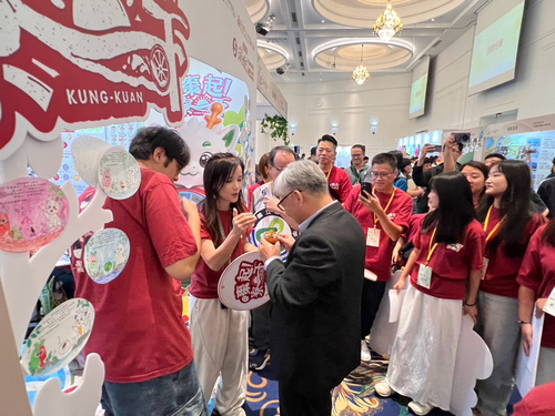 Photo 4. At the static exhibition area, the team introduces the “Cold-Brew Fresh Jujube Jelly Drink” to Chen Chun-yen, Director-General of the Agency of Rural Development and Soil and Water Conservation, highlighting the collaboration between the Gongguan Township Farmers’ Association and Lao Wo Coffee.Image