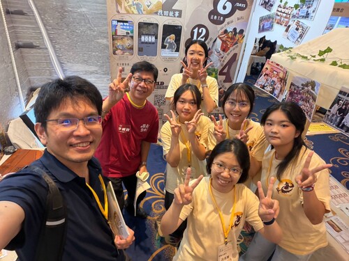 Photo 7. The Department of Industrial Design team “Squat Down at Chu-Huang-Keng” was formed by eight students under the leadership of Professor Hung Wei-Ken.Image