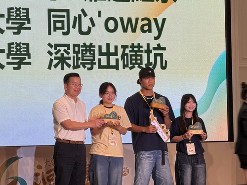 Photo 10. Industrial Design student Kuo Ya-Wen, a member of the “Squat Down at Chu-Huang-Keng” team, receives the “Rural Return Rising Star Award.”Image