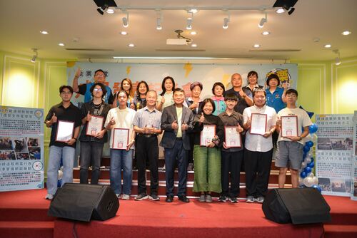 Photo 3. Professor Chen Mei-Ling and students from NUU’s Department of Electrical Engineering receive recognition from the Miaoli County Government for their contributions to local energy conservation outreach and services.Image