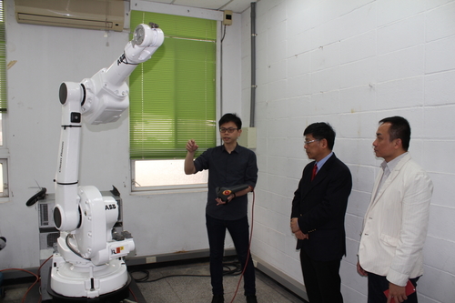 圖十一、建築學系吳細顏助理教授向與會貴賓介紹機械手臂操作及功能圖片