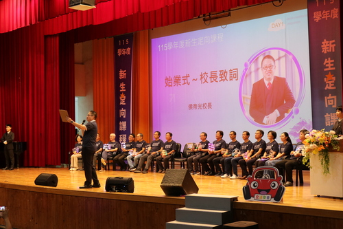 Photo 5. President Hou Ti-Kuang delivers a welcome speech to the freshmen.Image