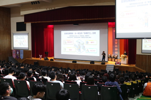 Photo 8. Freshman orientation session: “Career High-Tech Beyond the Textbook.”Image