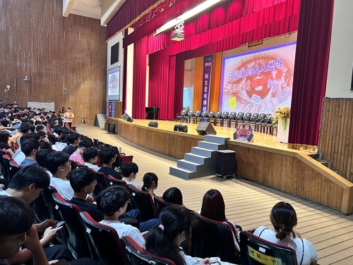Photo 9. Freshman orientation session: “Let Senior Students Show You the Way.”Image