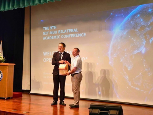 Photo 6. NUU presents a commemorative gift to Manabu Hatamura, Vice President of the National Institute of Technology, Ube College.Image