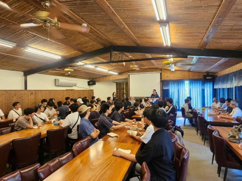 Photo 7. Taiwanese and Japanese faculty and students visit Zhuo Ye Cottage in Miaoli to experience local culture.Image