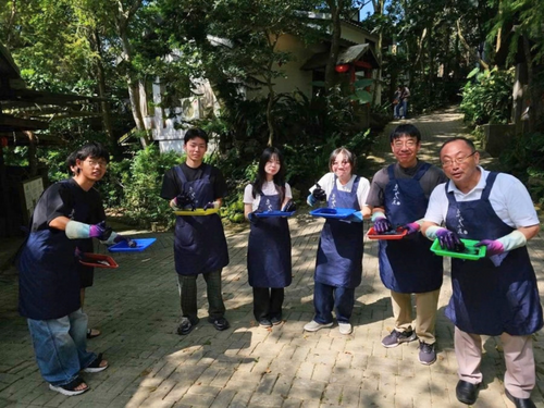 Photo 8. Taiwanese and Japanese faculty and students take part in a hands-on cultural experience at Zhuo Ye Cottage.Image