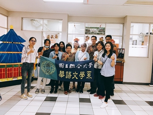 圖一、華語文學系何照清老師帶領六位學生參訪印尼泗水彼得拉大學中文系，並建立良好友誼。圖片