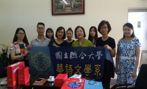 圖六、華語文學系湯智君主任、潘玲玲老師帶領四位學生拜訪越Hoang Van Thu High School高中。圖片