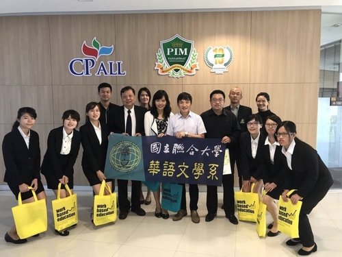 圖七、 華語文學系何修仁老師與鄂貞君老師帶領六位學生拜會泰國正大管理學院國際事務處、商務漢語系、漢語教育系等行政與教學單位的長官與教師。圖片