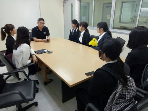 圖十一、泰國中華國際學校中文課程主任謝忠安主任向華語文學系學生說明目前泰國的華語市場，並鼓勵學生能積極往東南亞華語市場發展。圖片