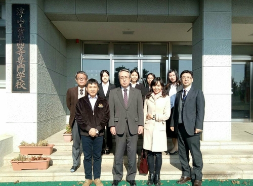 圖十三、華語文學系何修仁老師與鄂貞君老師帶領學生拜會津山高專則次俊郎校長、薮木登副校長、杉山明老師。圖片