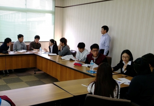 圖十四、華語文學系學生與津山高專學生以華語進行語言與文化交流。圖片